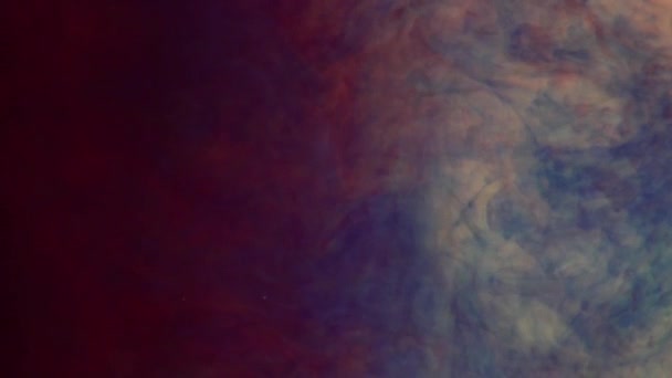 Encre bleue, verte, jaune et rouge dans l'eau 