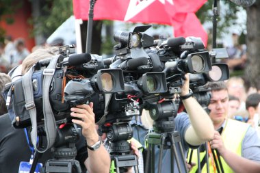 Televizyon kameraları muhalif toplantı, bir kamera ile bir St.George'nın şerit üzerinde operatörleri