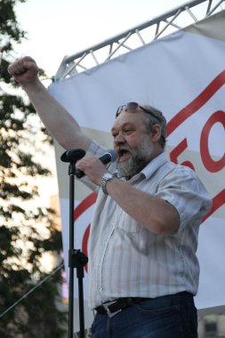 Ilya Konstantinov siyasi tutuklu Daniil Konstantinov babası muhalif toplantısında konuşuyor.