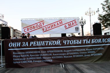 Sahne ve siyasi tutsaklar korunması toplantıda ana posterleri