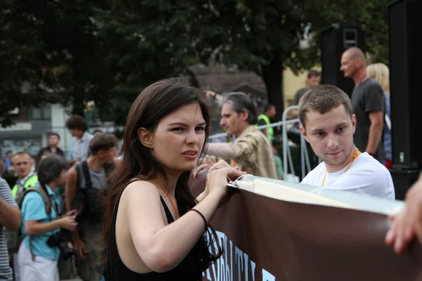 Политик Изабель Макгоева устанавливает плакат перед сценой встречи — стоковое фото