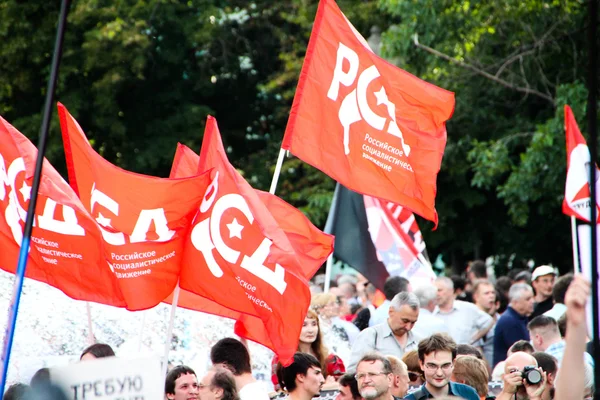 Fahnen der russischen sozialistischen Bewegung auf einem oppositionellen Treffen — Stockfoto