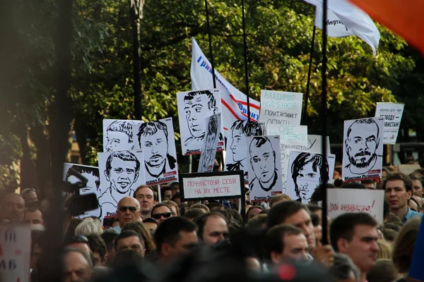 Portretten van politieke gevangenen over de bijeenkomst van de oppositionele — Stockfoto