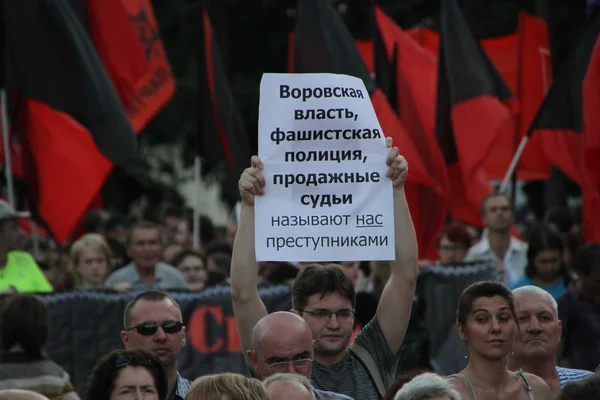 La persona con el cartel de la oposición sobre la reunión en protección de los presos políticos — Foto de Stock