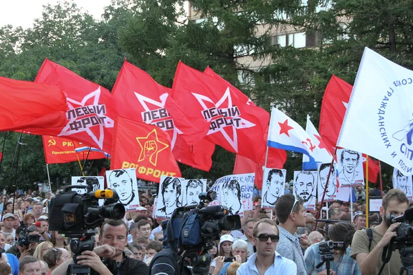 Lijst van vlaggen van het linker voorpand op vergadering ter ondersteuning van politieke gevangenen — Stockfoto