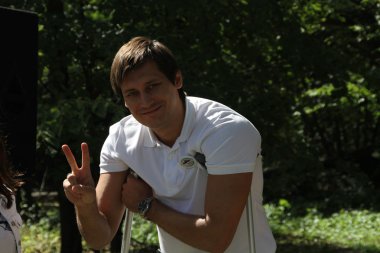 Yardımcısı Dmitry Gudkov, son yaralanma rağmen Khimki ormandaki aktivistlerin toplantı için geldi