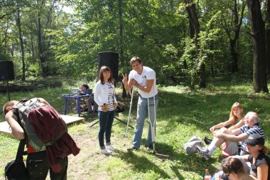 Yardımcısı Dmitry Gudkov, son yaralanma rağmen Khimki ormandaki aktivistlerin toplantı için geldi