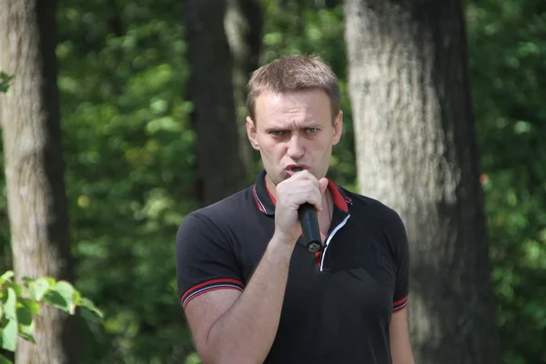 Alexei Navalny speaks at a meeting of activists in the Khimki wood — Stock Photo, Image