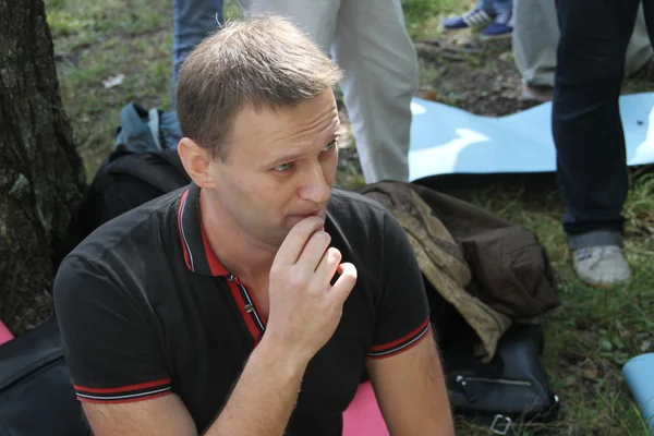 Oppositionsledaren Alexei Navalny lyssnar på tal vid möte av aktivister i Khimki skog. — Stockfoto