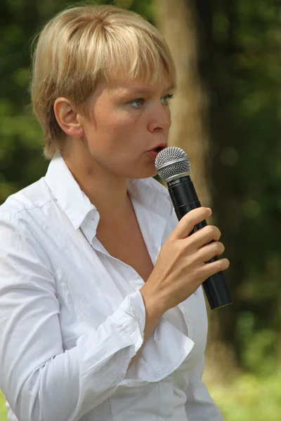 Políticas Evgeniya Chirikova habla con activistas en el bosque de Khimki —  Fotos de Stock