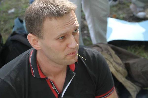 El líder de la oposición Alexei Navalny escucha discursos en la reunión de activistas en el bosque de Khimki . — Foto de Stock