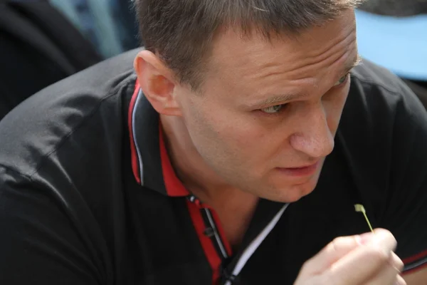 Khimki ormandaki aktivistlerin toplantıda konuşmalar için muhalefet lideri Alexei Navalny dinler.