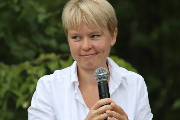 Políticas Evgeniya Chirikova habla con activistas en el bosque de Khimki — Foto de Stock