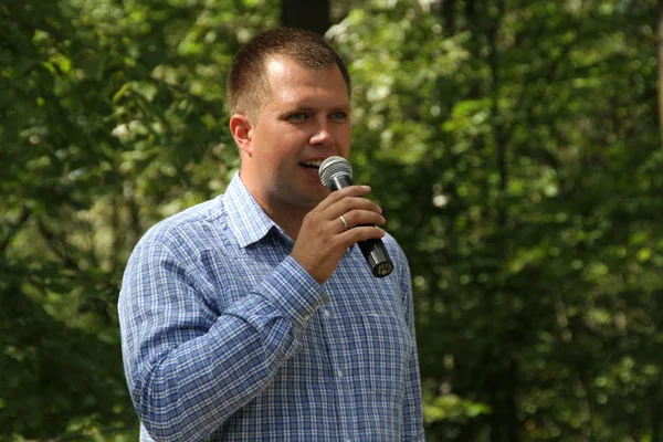 Nikolay Lyaskin speaks at a meeting of activists in Khimki forest — Stock Photo, Image