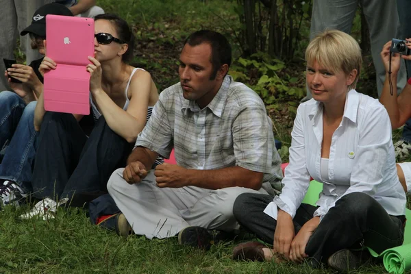 Ecologists Suren Gazaryan and Evgenia Chirikova at a meeting of activists in the Khimki forest — Stock Photo, Image