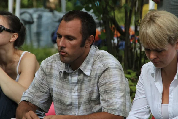 Ecologists Suren Gazaryan and Evgenia Chirikova at a meeting of activists in the Khimki forest — Stock Photo, Image