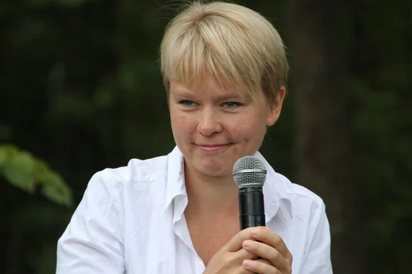 Políticas Evgeniya Chirikova fala com ativistas na floresta de Khimki — Fotografia de Stock