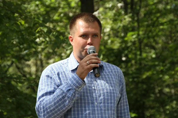 Nikolay Lyaskin speaks at a meeting of activists in Khimki forest — Stock Photo, Image