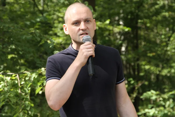 The leader of the Left front Sergei Udaltsov at a meeting of activists in the Khimki forest — Stock Photo, Image