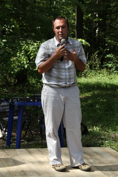 Ecologista Suren Gazaryan, falando em uma reunião de ativistas na floresta de Khimki — Fotografia de Stock