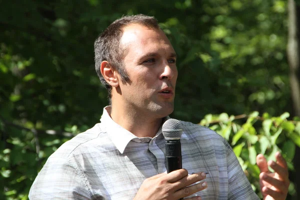 Ecologist Suren Gazaryan, speaking at a meeting of activists in Khimki forest — Stock Photo, Image