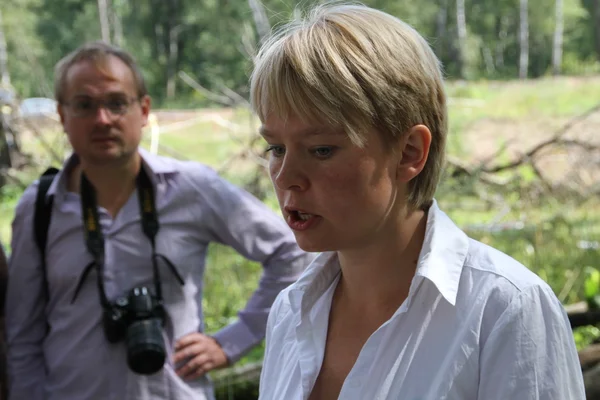 Ecologista Eugene Chirikov dá entrevistas a jornalistas — Fotografia de Stock