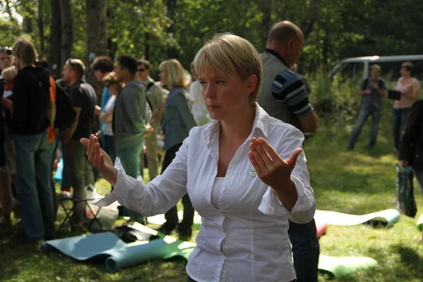 Ecologist Eugene Chirikov gives interviews to journalists — Stock Photo, Image