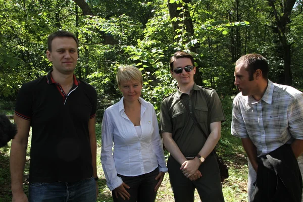 Policy Alexey Navalny, Evgenia Chirikova, Vladislav Naganov, Suren Gazaryan på møtet mellom aktivister i skogen i Khimki – stockfoto