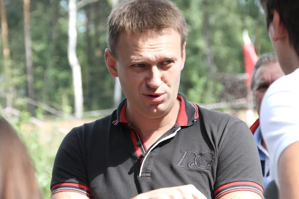 Politician Alexei Navalny talks with activists in Khimki forest — Stock Photo, Image