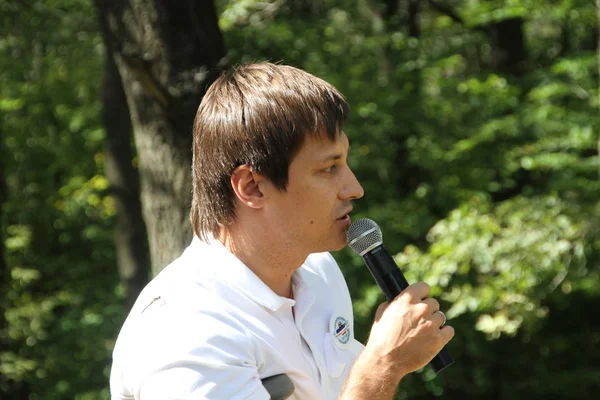Zastępca Dmitry Gudkow, Przemawiając na spotkaniu działaczy w lesie Khimki — Zdjęcie stockowe