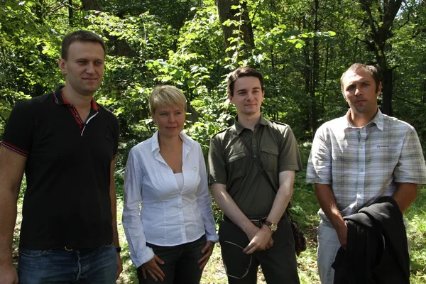 Policy Alexey Navalny, Evgenia Chirikova, Vladislav Naganov, Suren Gazaryan på møtet mellom aktivister i skogen i Khimki – stockfoto