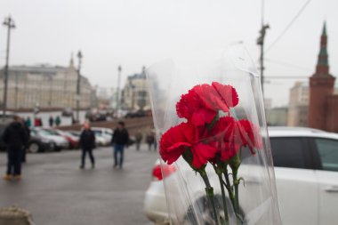 İnsanlar çiçekler politikacı Boris Nemtsov cinayet siteye getir.