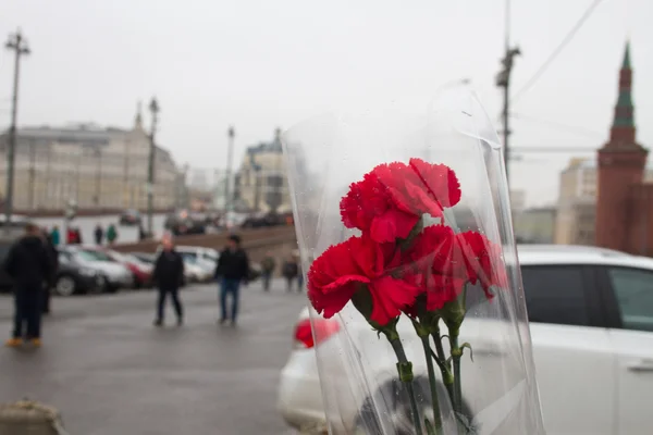 People bring flowers to the site of the murder of politician Boris Nemtsov — Stock Photo, Image