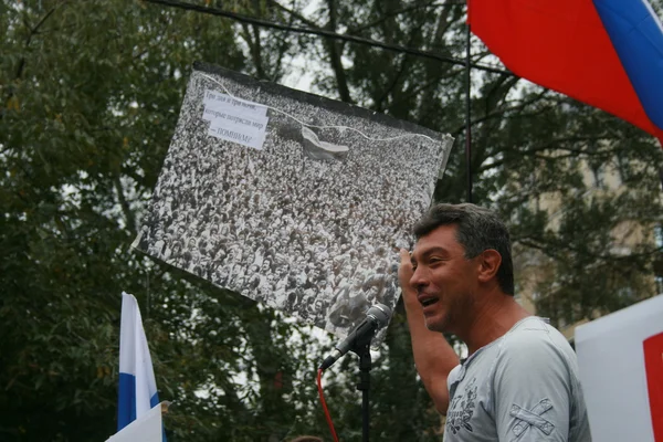 Лидер оппозиции Борис Немцов держит старое фото с тысячами митингов оппозиции и митингов в годовщину событий 1991 года во время переворота в Москве — стоковое фото