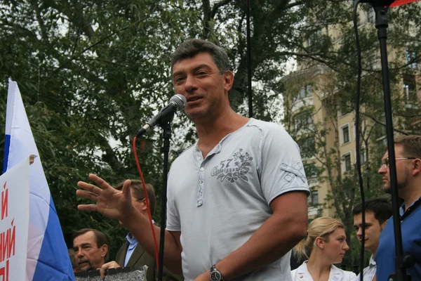 Le chef de l'opposition Boris Nemtsov prend la parole lors d'un rassemblement à l'occasion de l'anniversaire des événements de 1991 au moment du coup d'Etat à Moscou — Photo