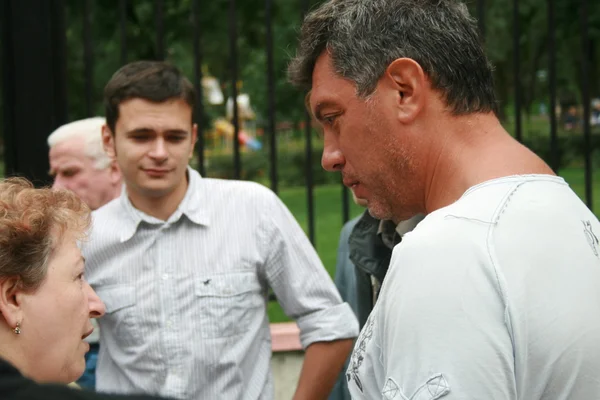 Il leader dell'opposizione Boris Nemtsov comunica con la gente durante il raduno dell'opposizione in occasione dell'anniversario degli eventi del 1991 a Mosca, quando la gente è uscita per protestare contro il colpo di stato e ha vinto. — Foto Stock