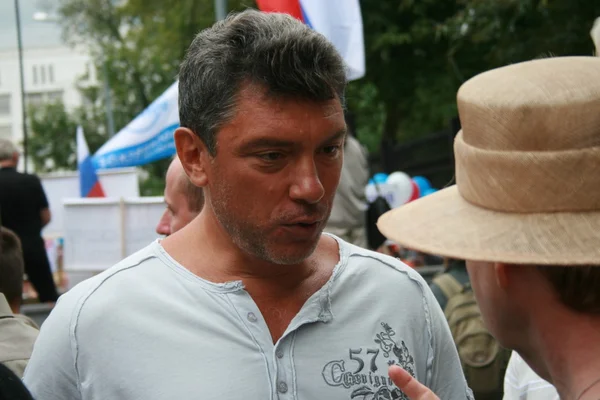 クーデターとウォンに抗議する人々 が出かけたときに野党指導者ボリス ・ Nemtsov はモスクワでは、1991 年のイベントの記念日の反対集会の間に人とコミュニケーションします。 — ストック写真