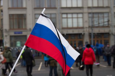 Bir yas bandı ile Rus bayrağı