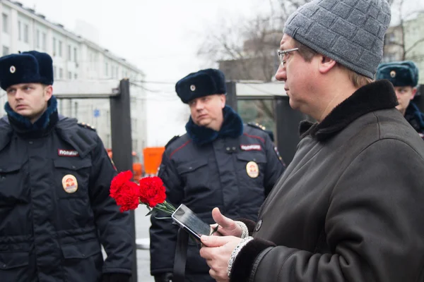 Participante de marcha de luto de memória de Boris Nemtsov e polícia — Fotografia de Stock