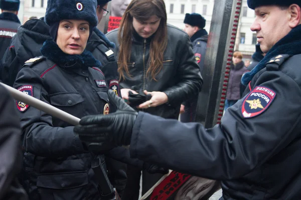 Muhalif Mart katılımcıların Rus polisi arar