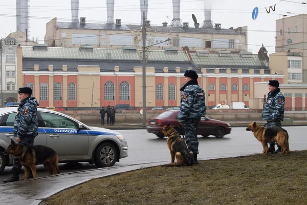 Poliția rusă și câinii în marș opozițional — Fotografie, imagine de stoc