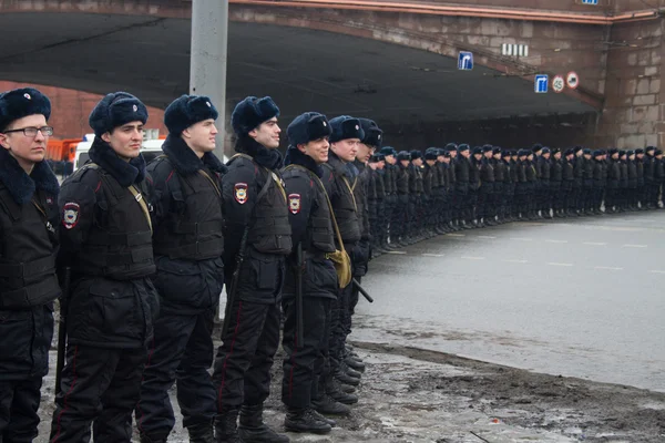 Policja w opozycji marca pamięci Niemcowa — Zdjęcie stockowe