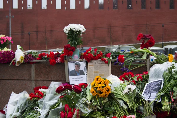 Flowers on a place of murder of the oppositionist Boris Nemtsov — Stock Photo, Image