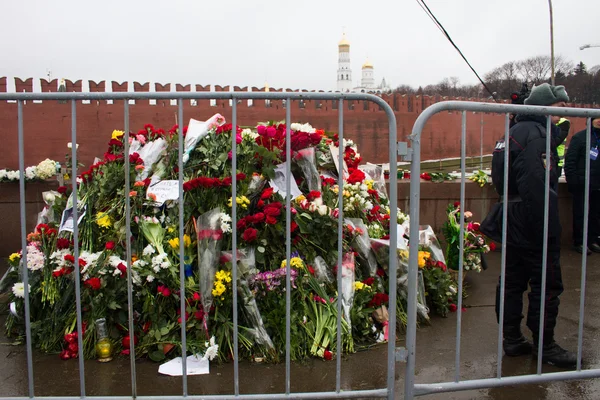 Flowers on a place of murder of the oppositionist Boris Nemtsov — Stock Photo, Image