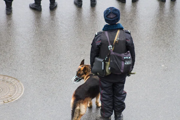 Polícia russa e cães em marcha de oposição — Fotografia de Stock