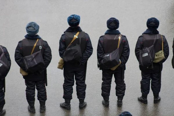 Die Polizei bei einem Oppositionsmarsch Memory Nemzow — Stockfoto