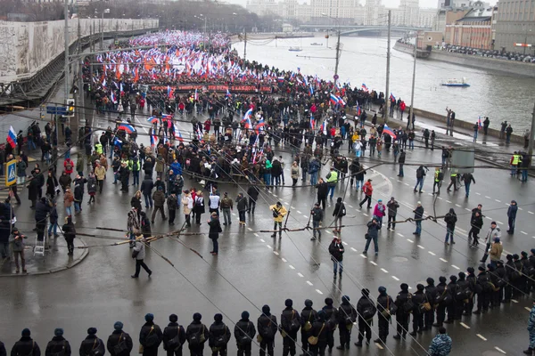 Kolumne der Oppositionellen auf dem Trauermarsch der Erinnerung an Boris Nemzow — Stockfoto