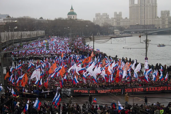 Kolom van oppositieleden op rouw maart van geheugen van Boris Nemtsov — Stockfoto