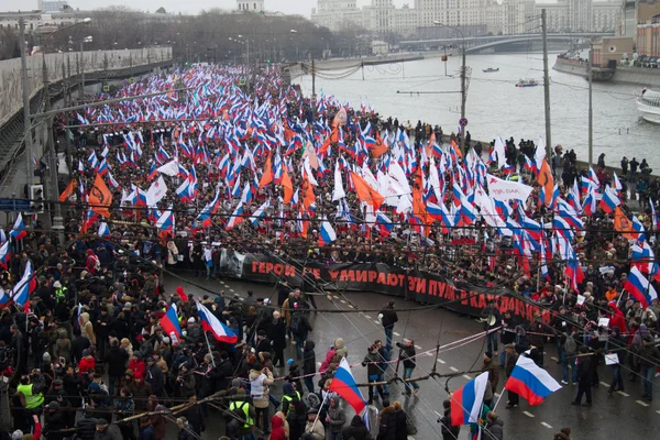 Kolom van oppositieleden op rouw maart van geheugen van Boris Nemtsov — Stockfoto