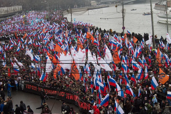 Column of oppositionists on mourning march of memory of Boris Nemtsov — Stock Photo, Image